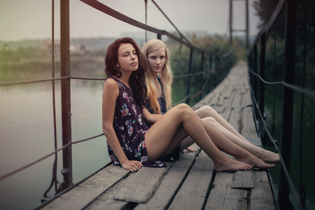 Zwei brünette Girls werden im Urlaub zu Lesben Zwei brünette Girls werden im Urlaub zu Lesben
